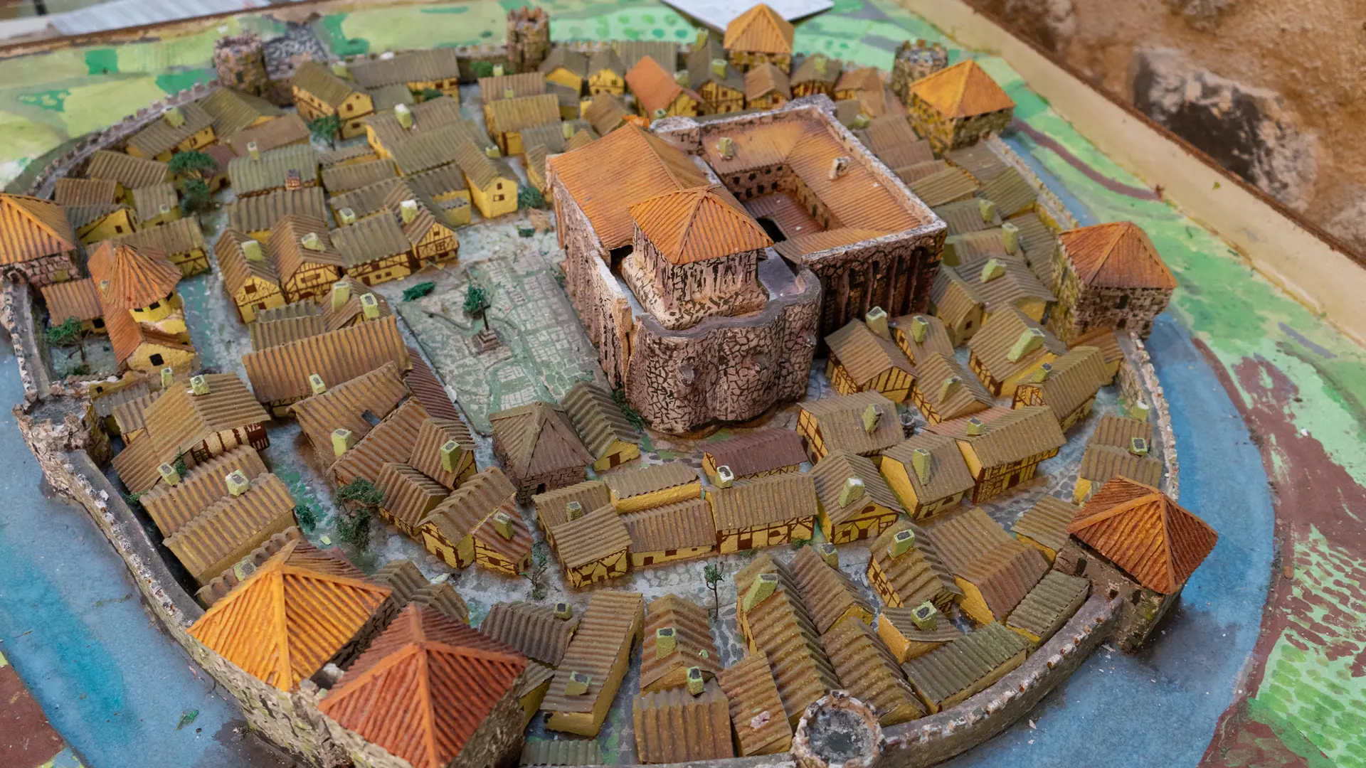 Maquette du village de Champieu au XVème s.