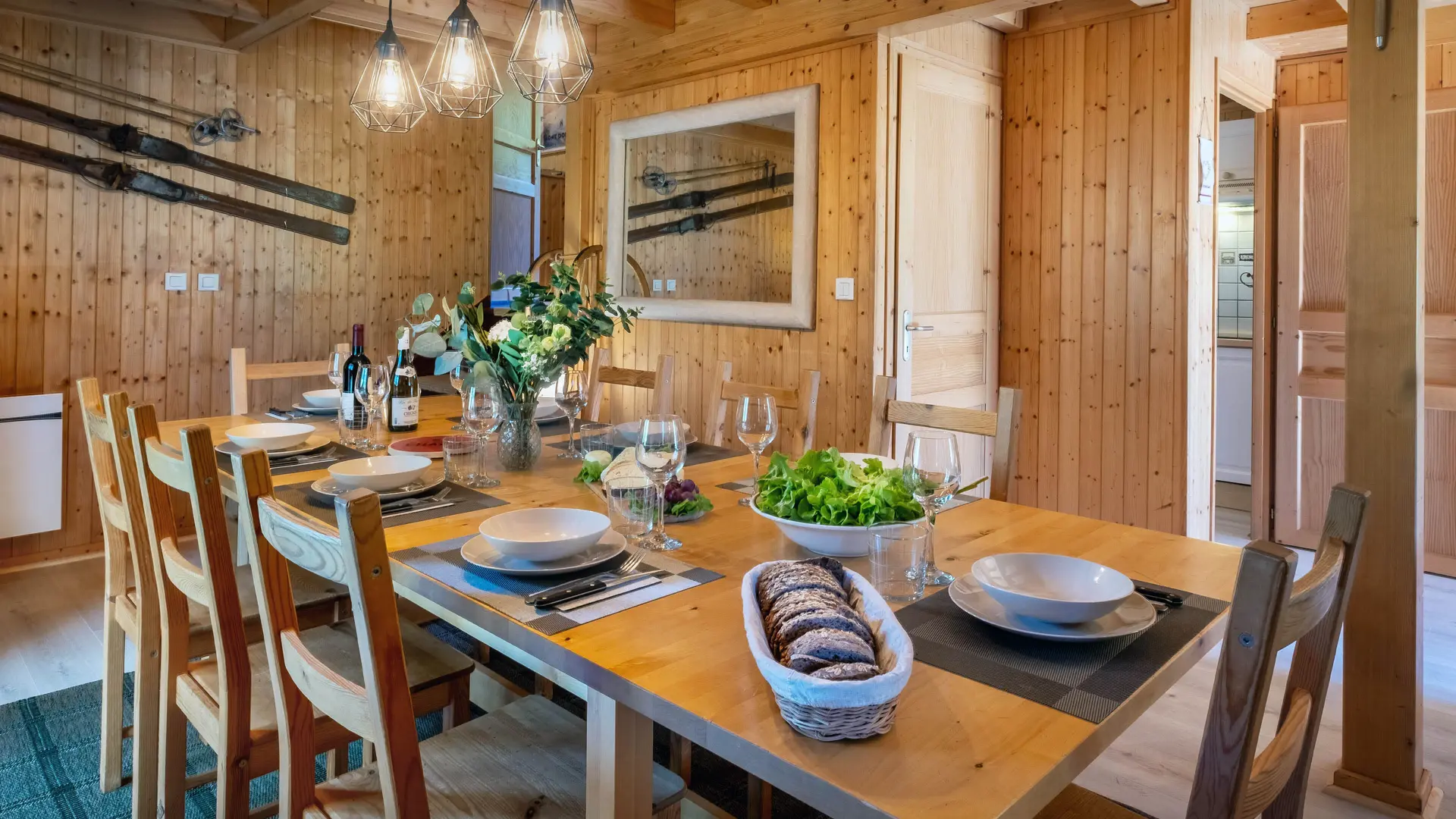 Salle à manger avec table dressée