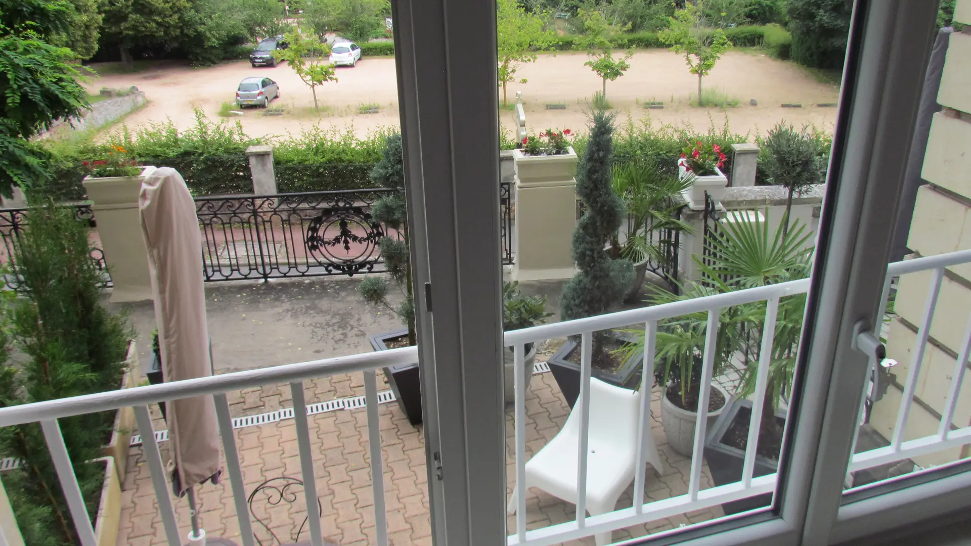 vue sur terrasse et parc