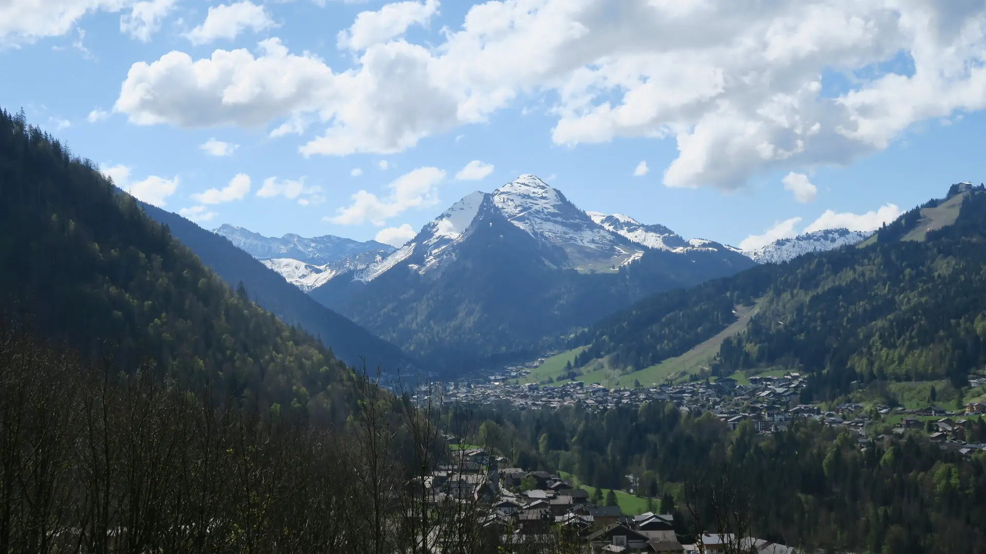 Pointe de Nyon enneigée au printemps