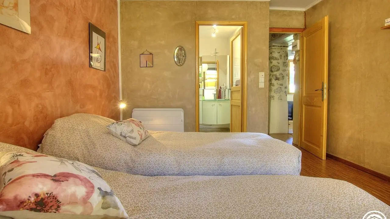 chambre deux lits simples, salle de bain attenante