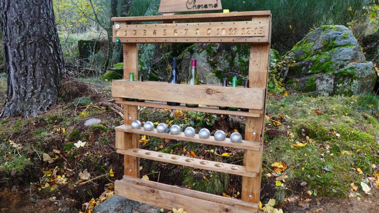 Le support de boules et boissons du terrain de pétanque