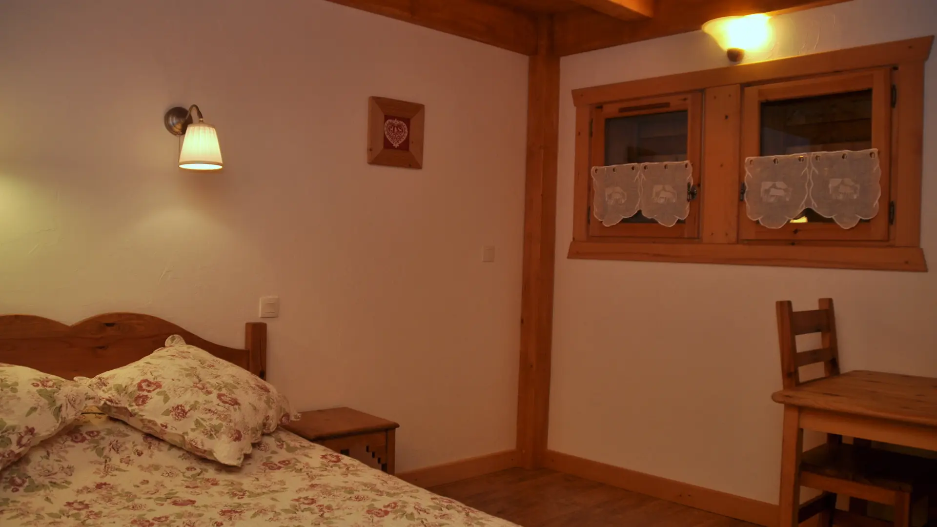 Vue sur la première chambre avec lit 2 places