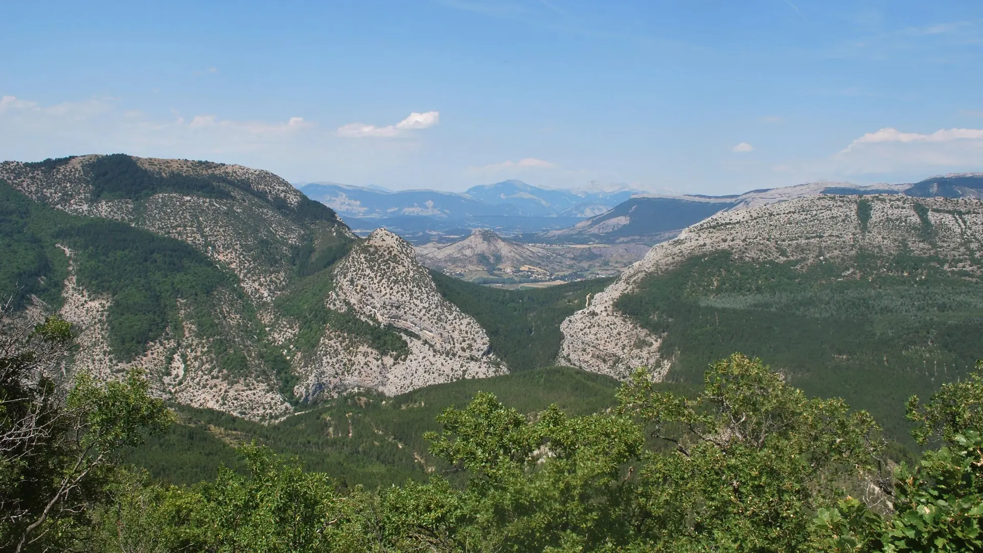 Paysage sauvage et vallonné