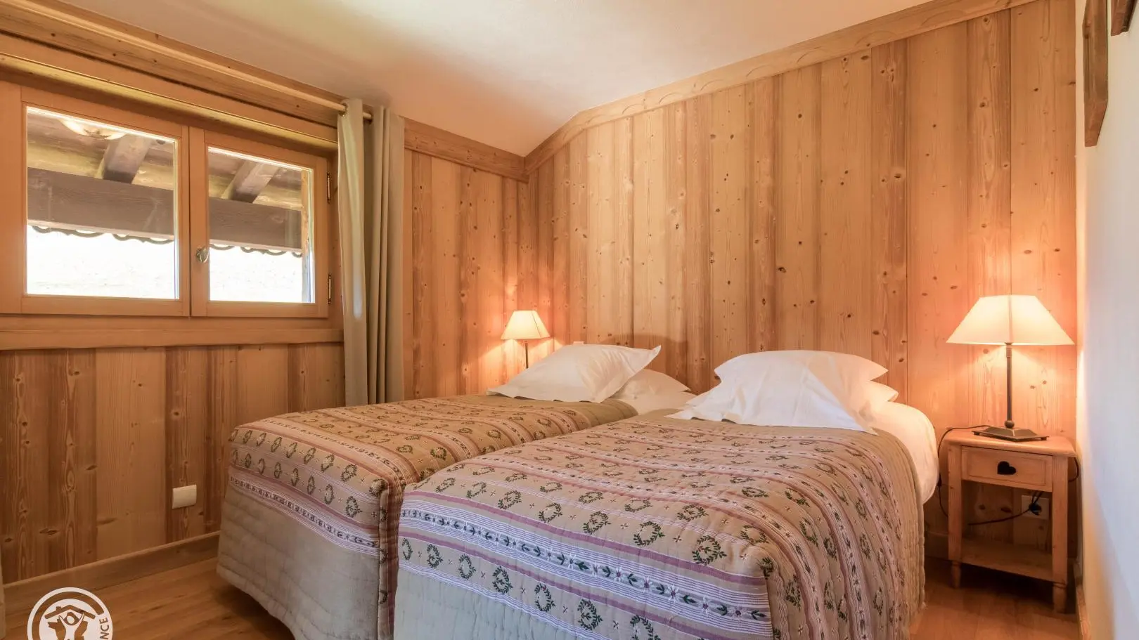 Chambre 2  (2 lits de 90 x 200) avec placards - 1er étage