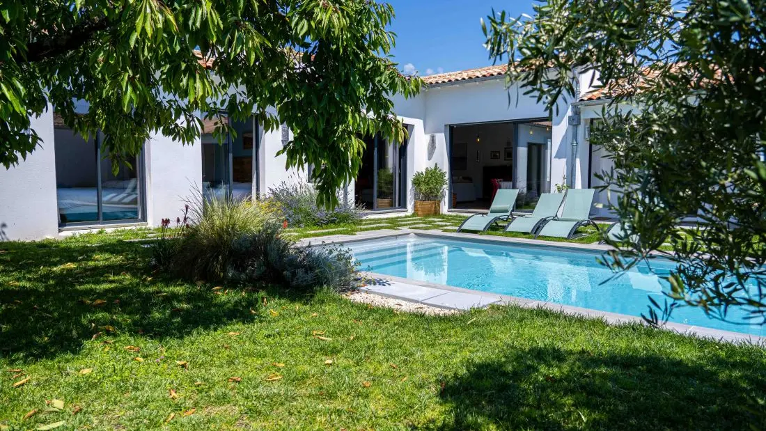 Vue de la maison depuis le jardin avec la piscine