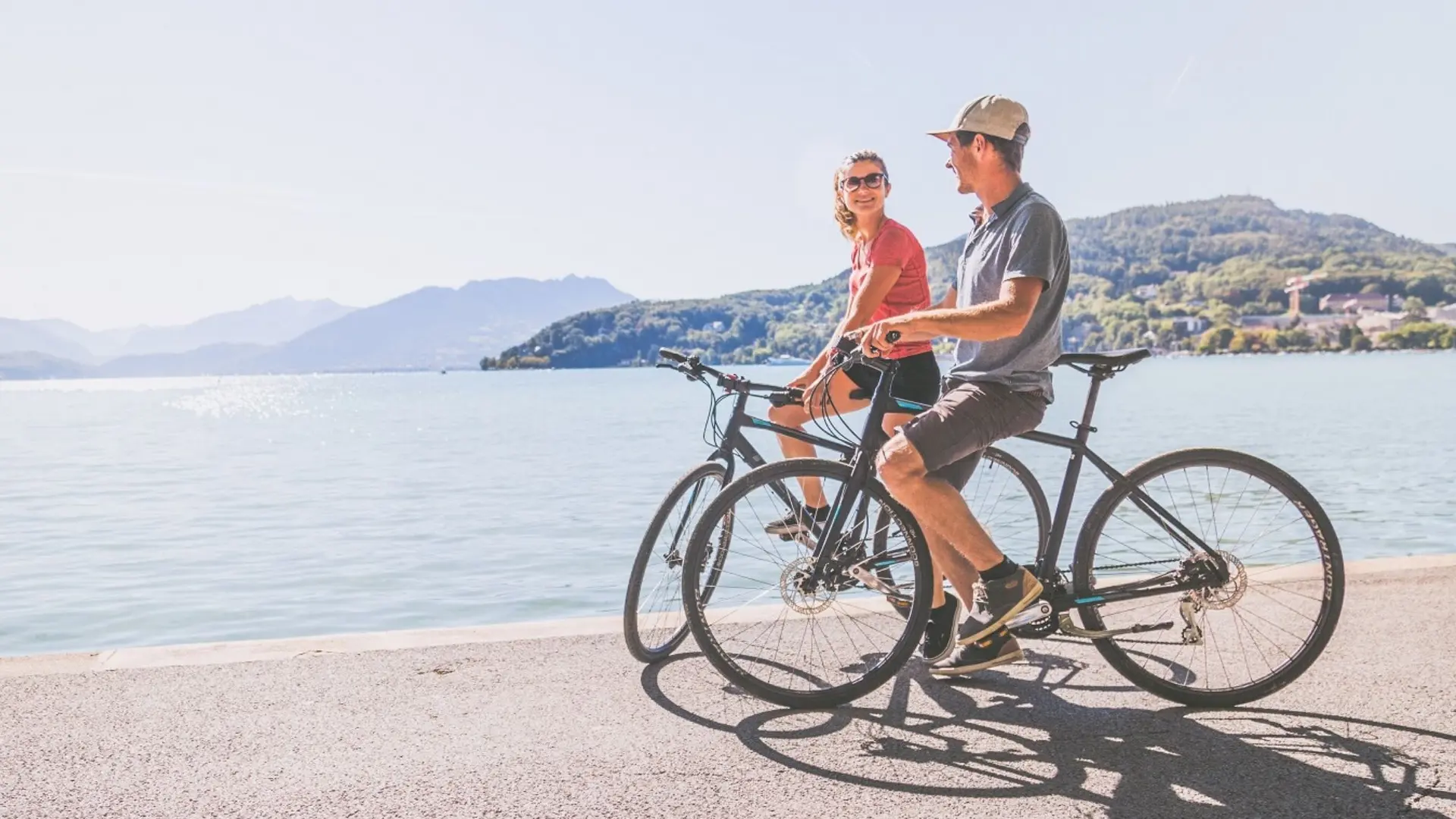 couple à vélo au bord du lac