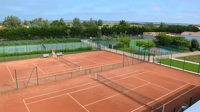 Pista de tenis de Loix - exterior