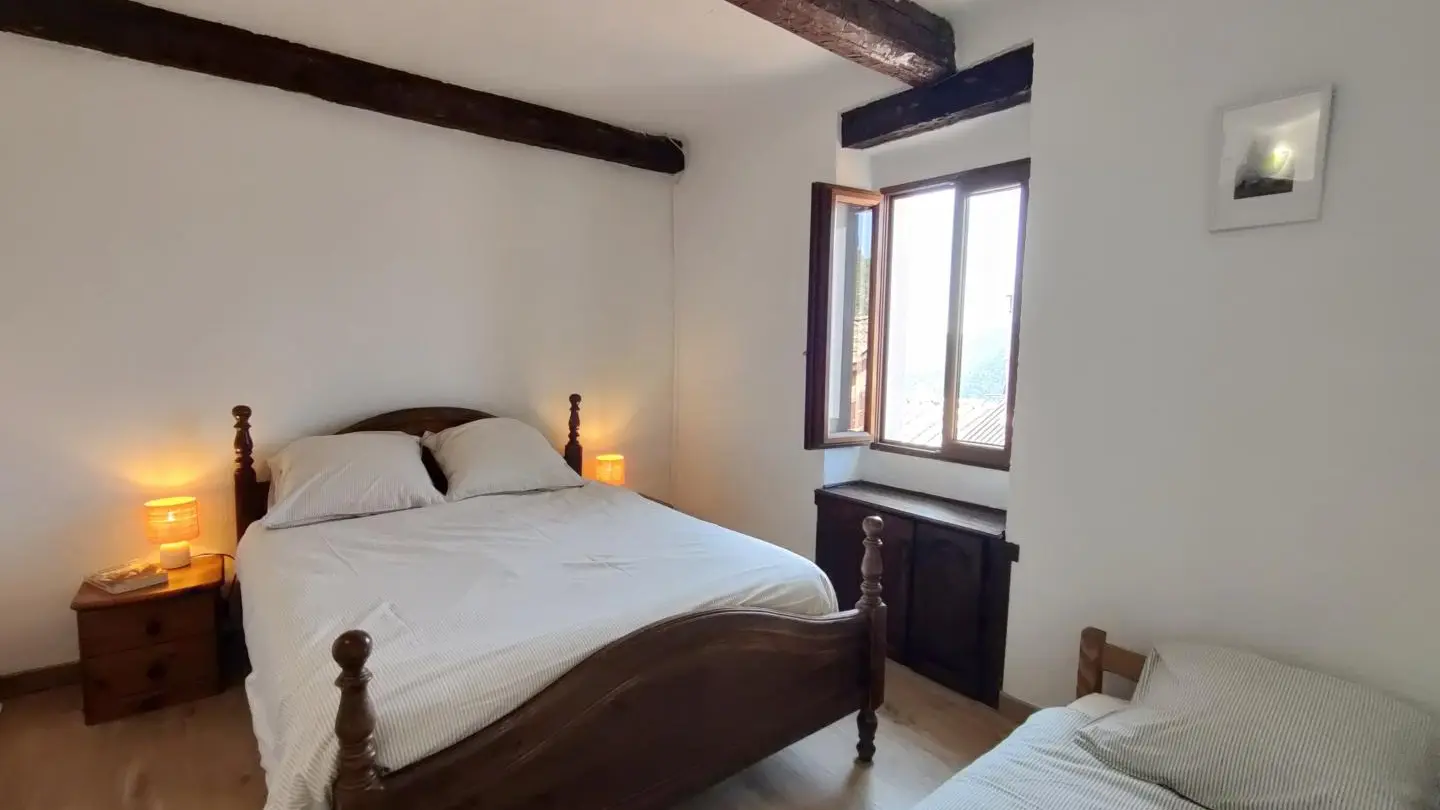 Chambre 2 - 1 lit 140x190 + 1 lit simple 90x190. Vue dégagée sur la montagne Le Four 2 d'llonse - Gîtes de France Alpes-Maritimes