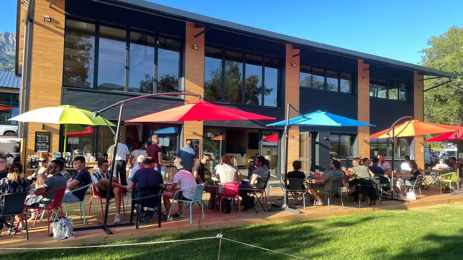 Terrasse Apex Brewpub - Brasserie artisanale de Serre-Ponçon - Visite