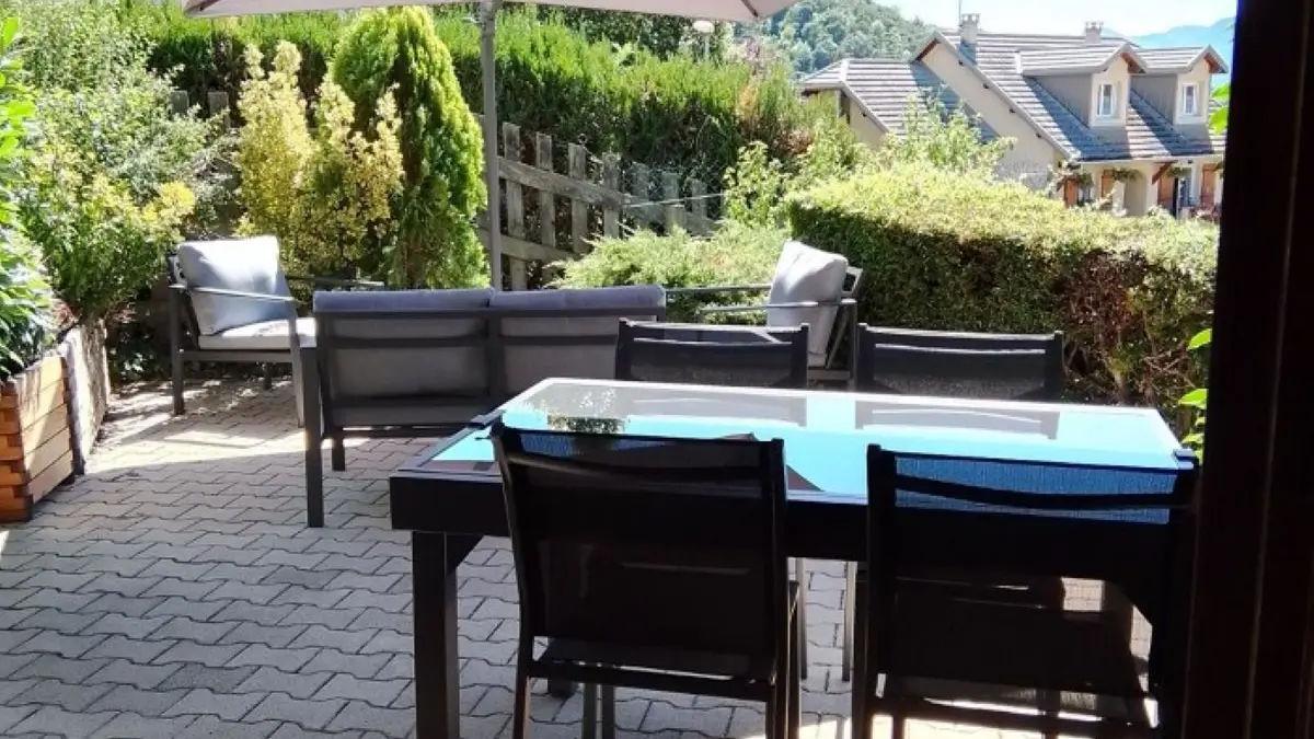 Terrasse pour les repas et la détente