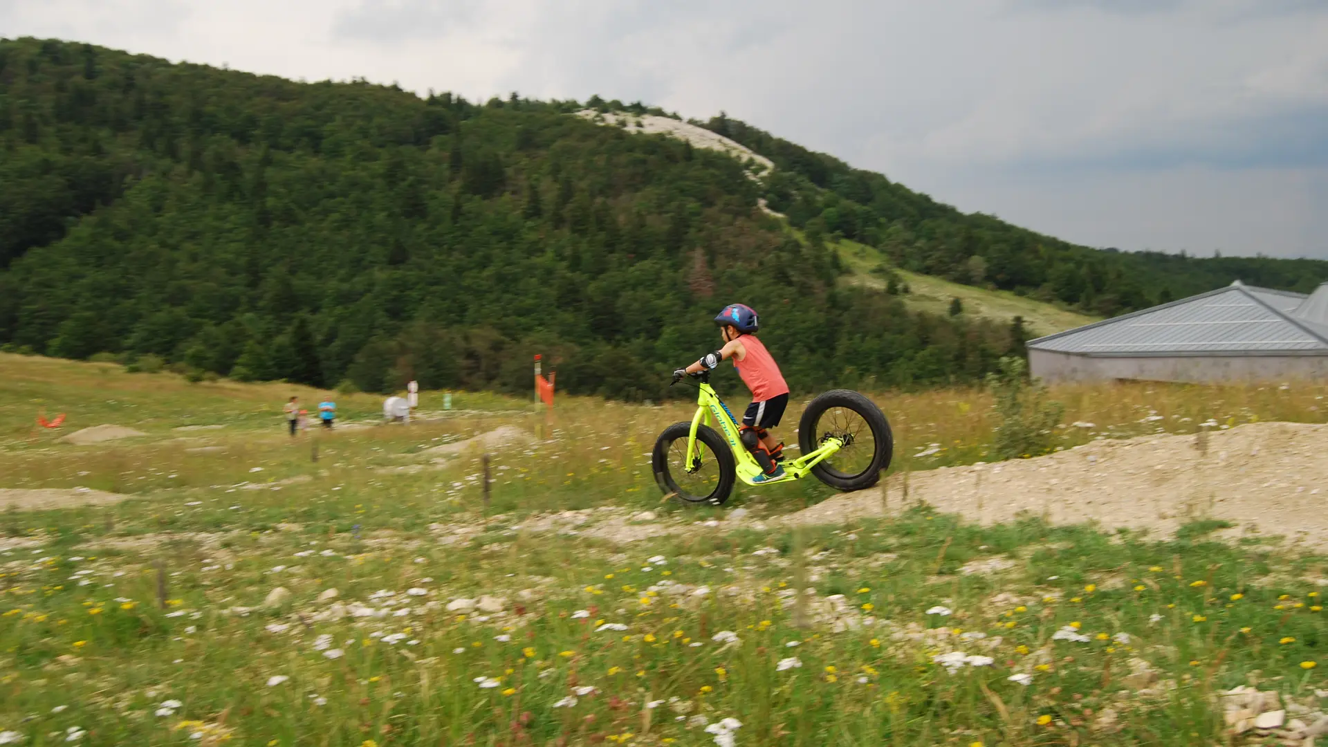 Trotinnette sur herbe - station de Lure