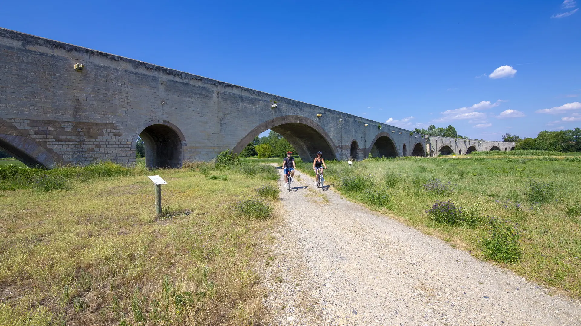 Le Pont sur le Rhône entre Lamotte du Rhône et Pont Saint Esprit