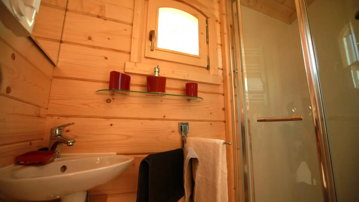 votre sanitaire avec sèche cheveux, sèche serviette.