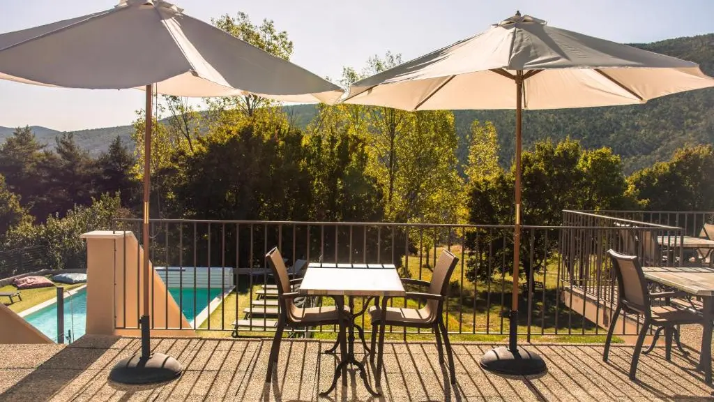 Terrasse vue piscine parfait pour le PDJ