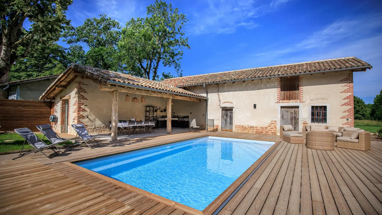 pool house et sa cuisine extérieure