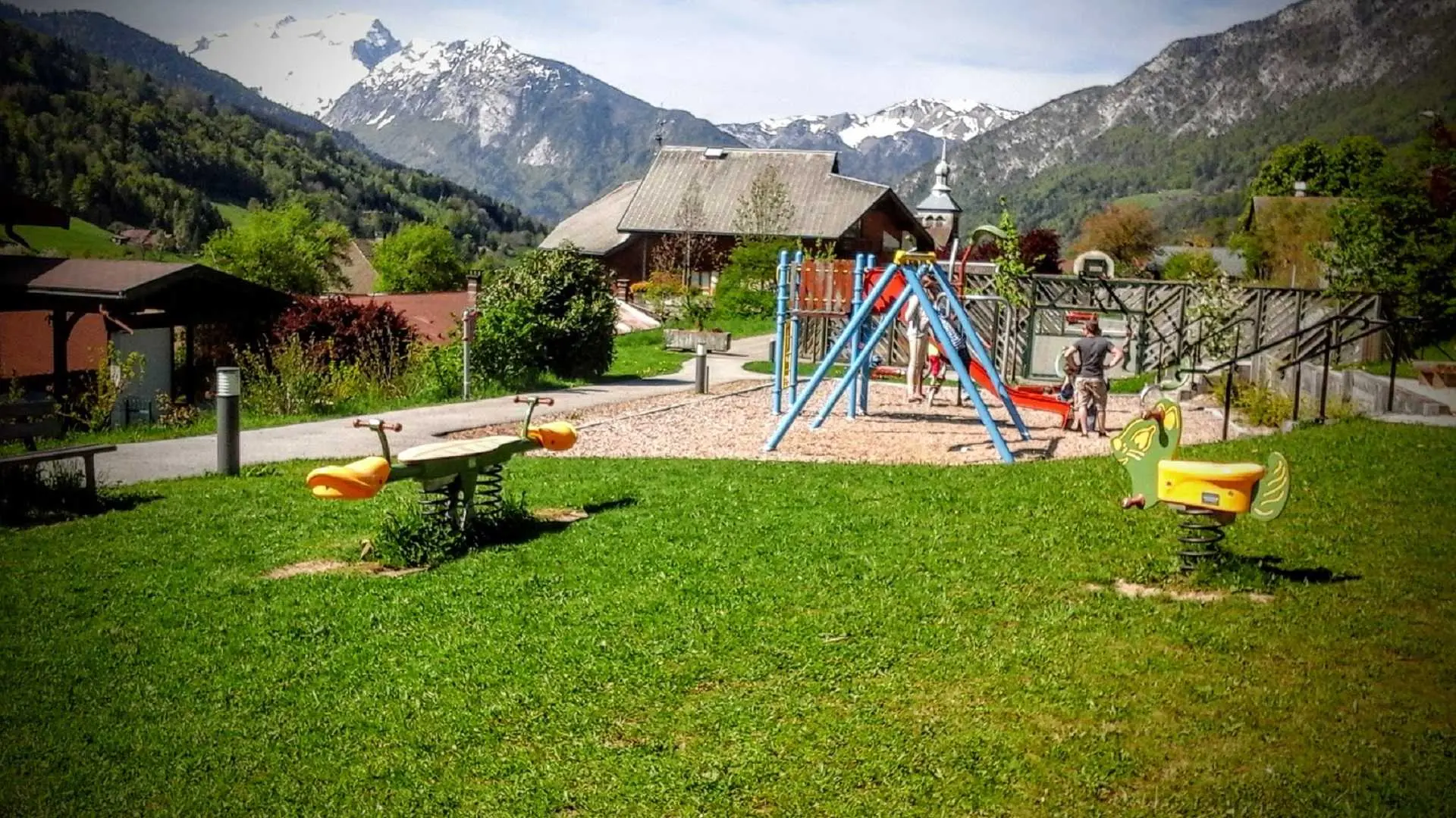 Aire de jeux et boulodrome à 150 m du chalet Arsène