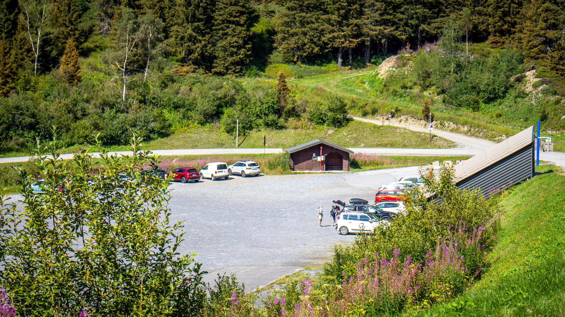 Vue plus éloignée du parking de Vernant