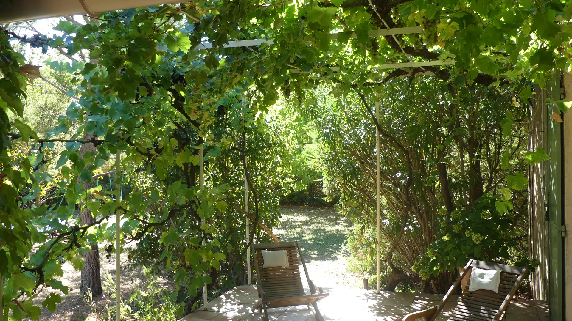 La terrasse sous tonnelle