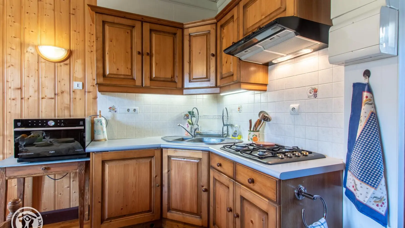 Cuisine avec frigo intégré.
Possibilité d' un deuxième à la cave.