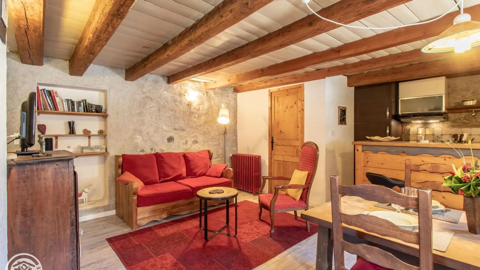 Cuisine ouverte sur séjour et espace repas