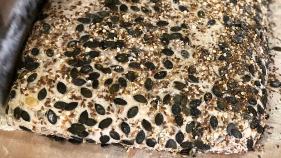 pâte multi graines en masse avant découpe et enfournement