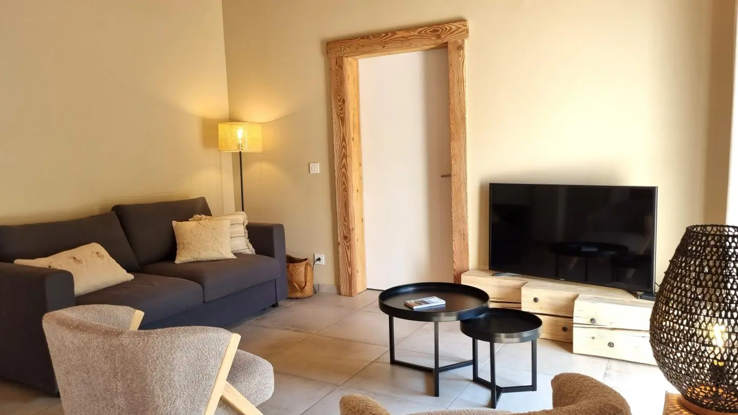 Le salon est équipée d'un canapé convertible (à la demande auprès des propriétaires).