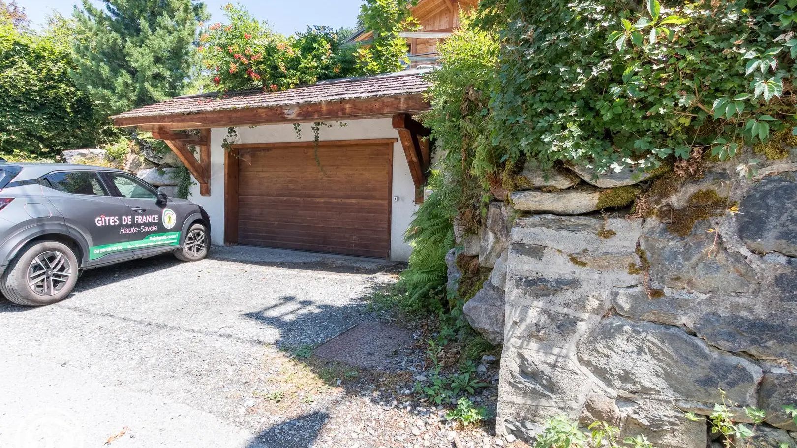 1 Place de stationnement garage et 1 devant le garage