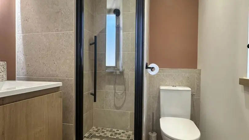 Salle d'eau située au 1er étage.