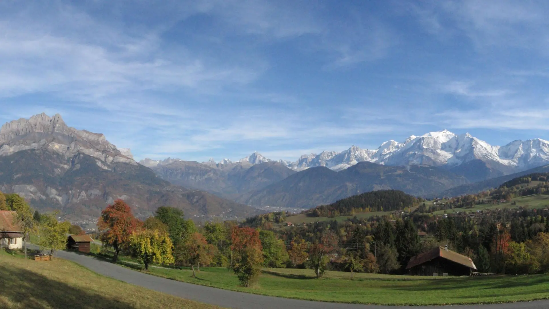 Les Aiguilles de Warens et la Chaîne du Mont Blanc l'automne, vue prise en montant un peu au-dessus du village de Cordon