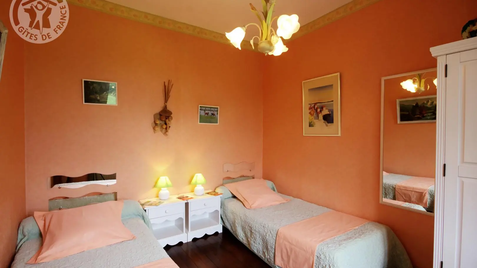 CHAMBRE DERRIERE DE DEUX LIT EN 90 VUE SUR LA CAMPAGNE