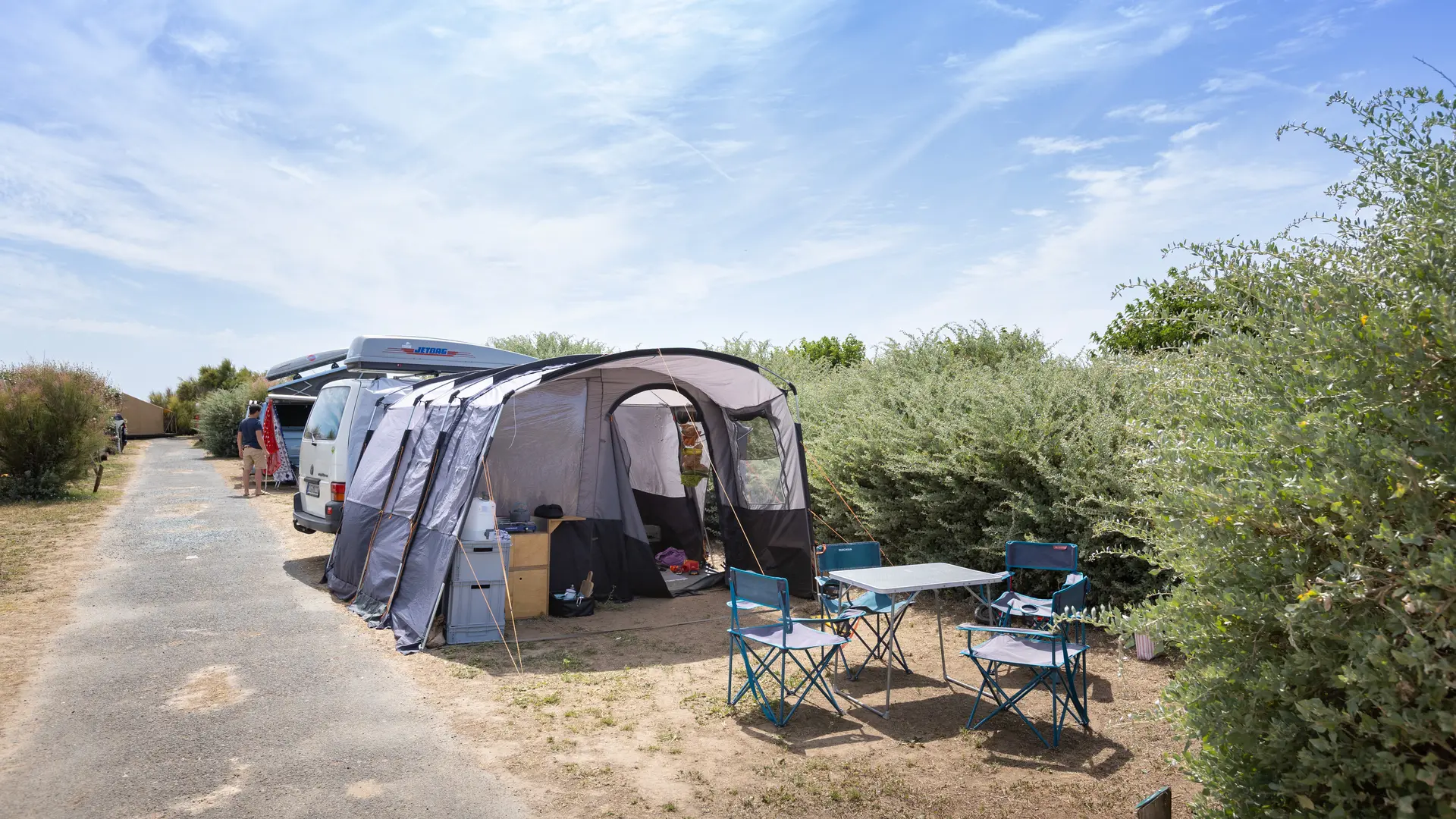 Allée et emplacements avec vue mer