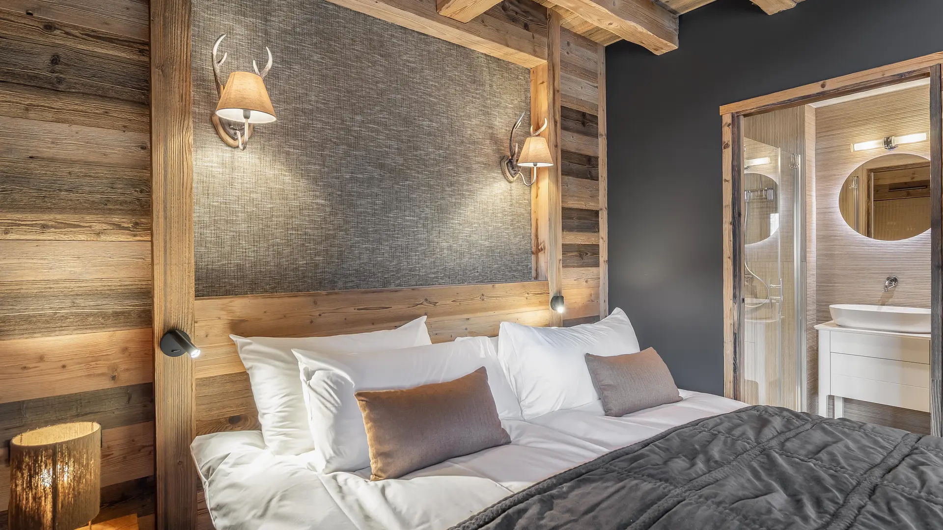Zoom sur décoration moderne des chambres et salle de bains privée