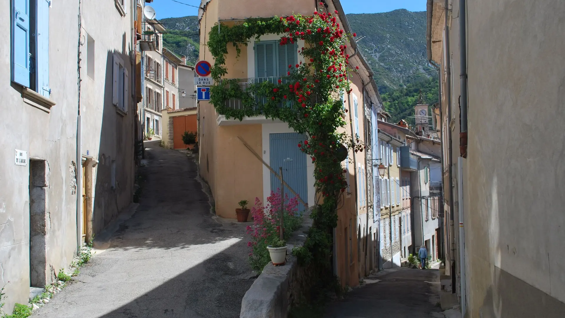 Ruelles du village de Serres