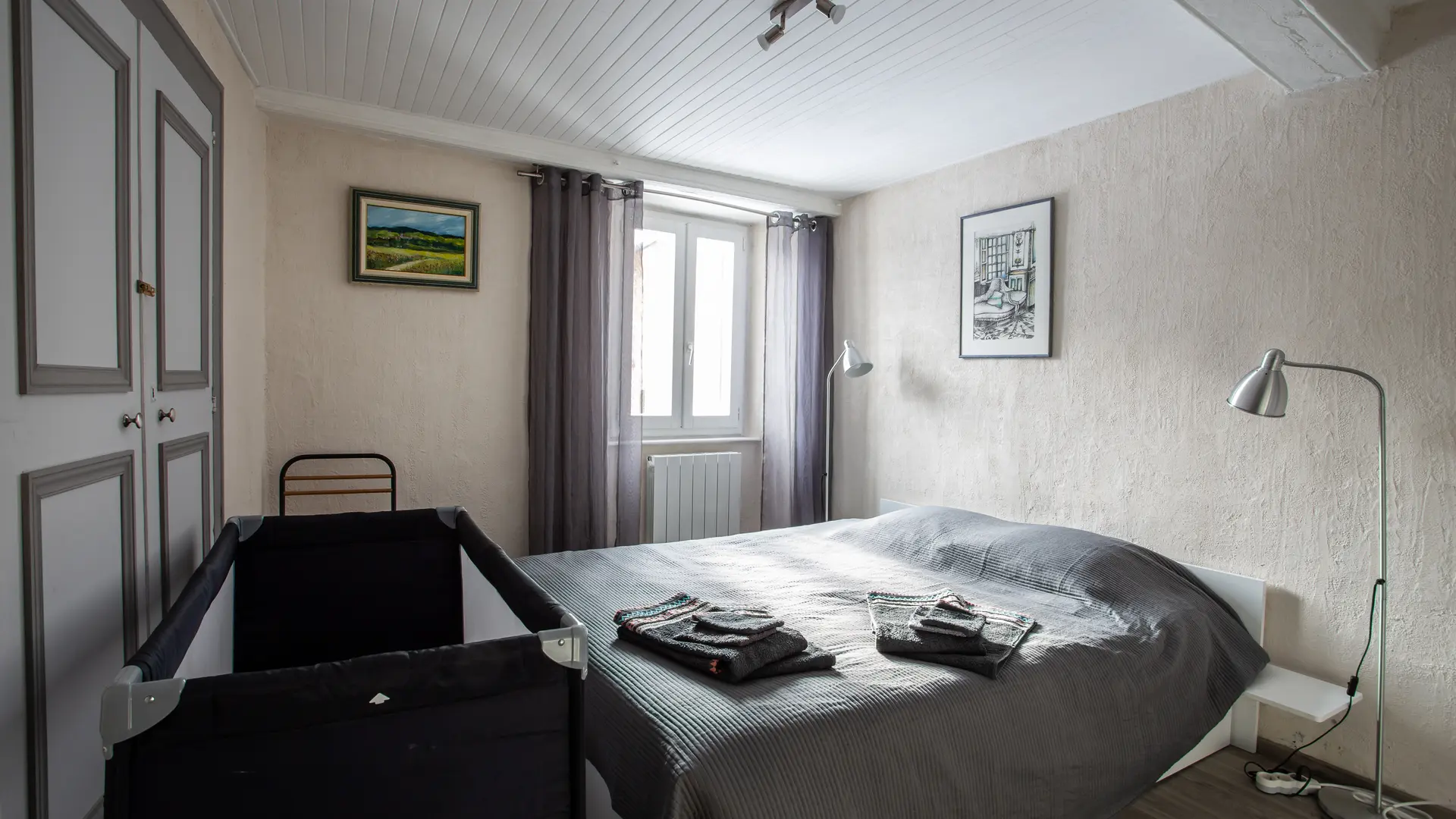 chambre avec lit bébé