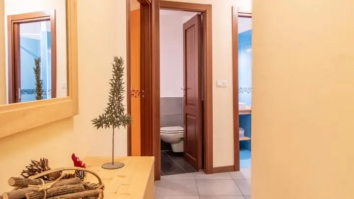 Couloir d'accès aux pièces d'eau