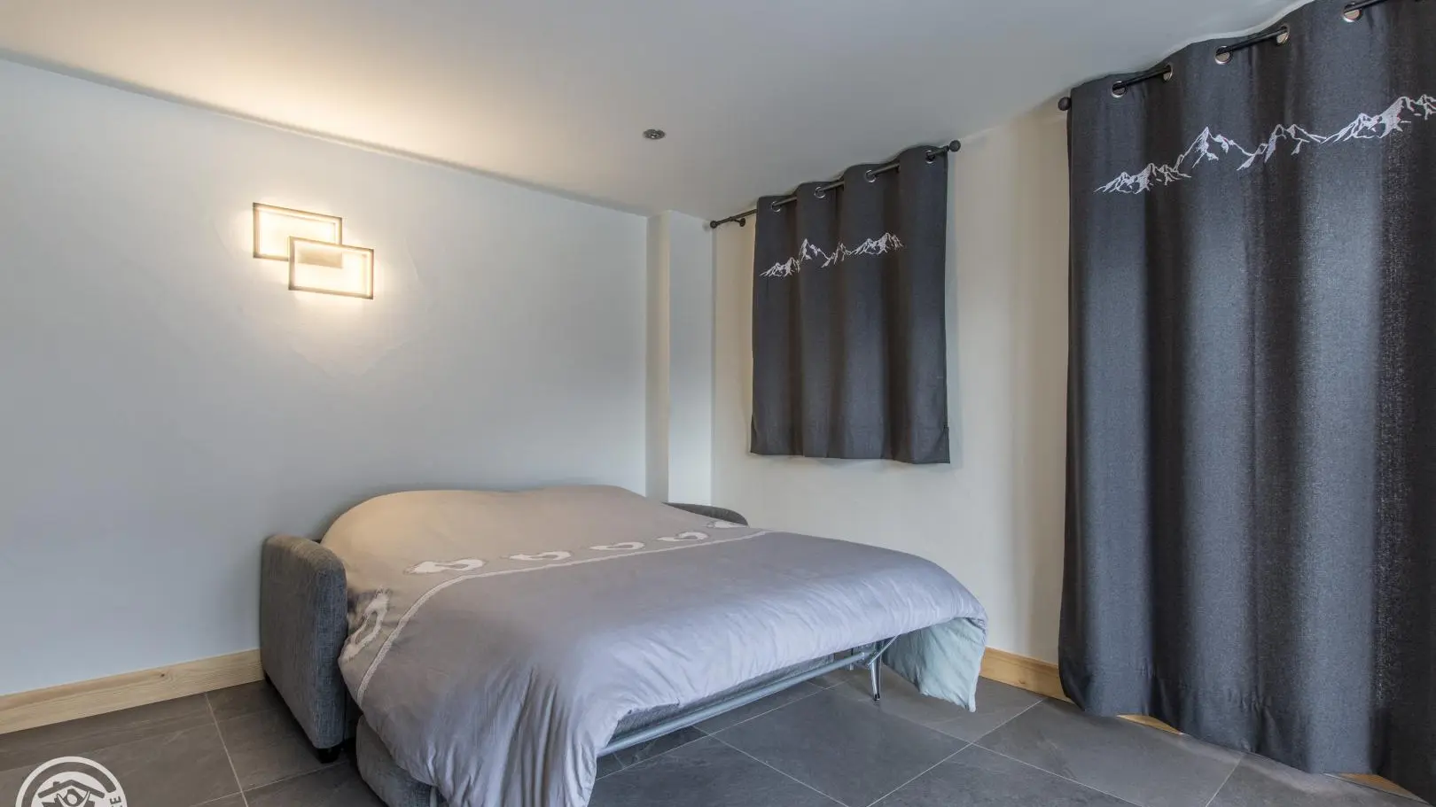 Canapé du séjour en mode couchage