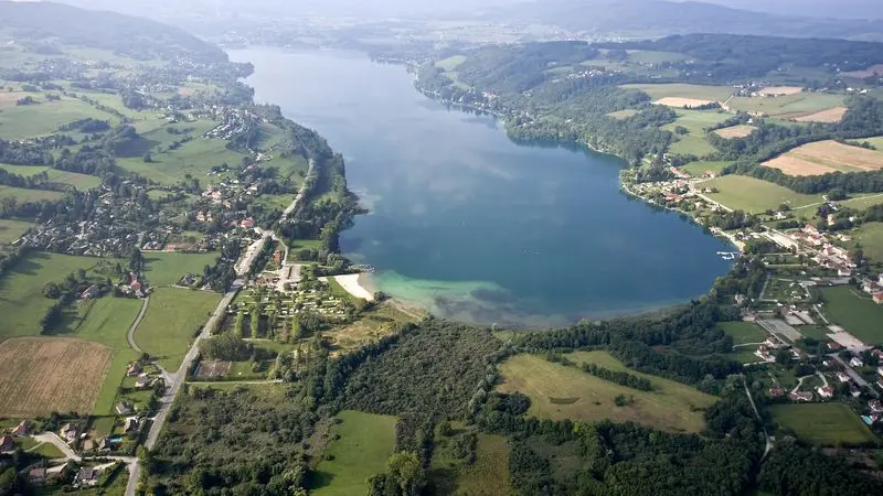 Vue du lac de Paladru et du Marais de la Verronnière et Courbon