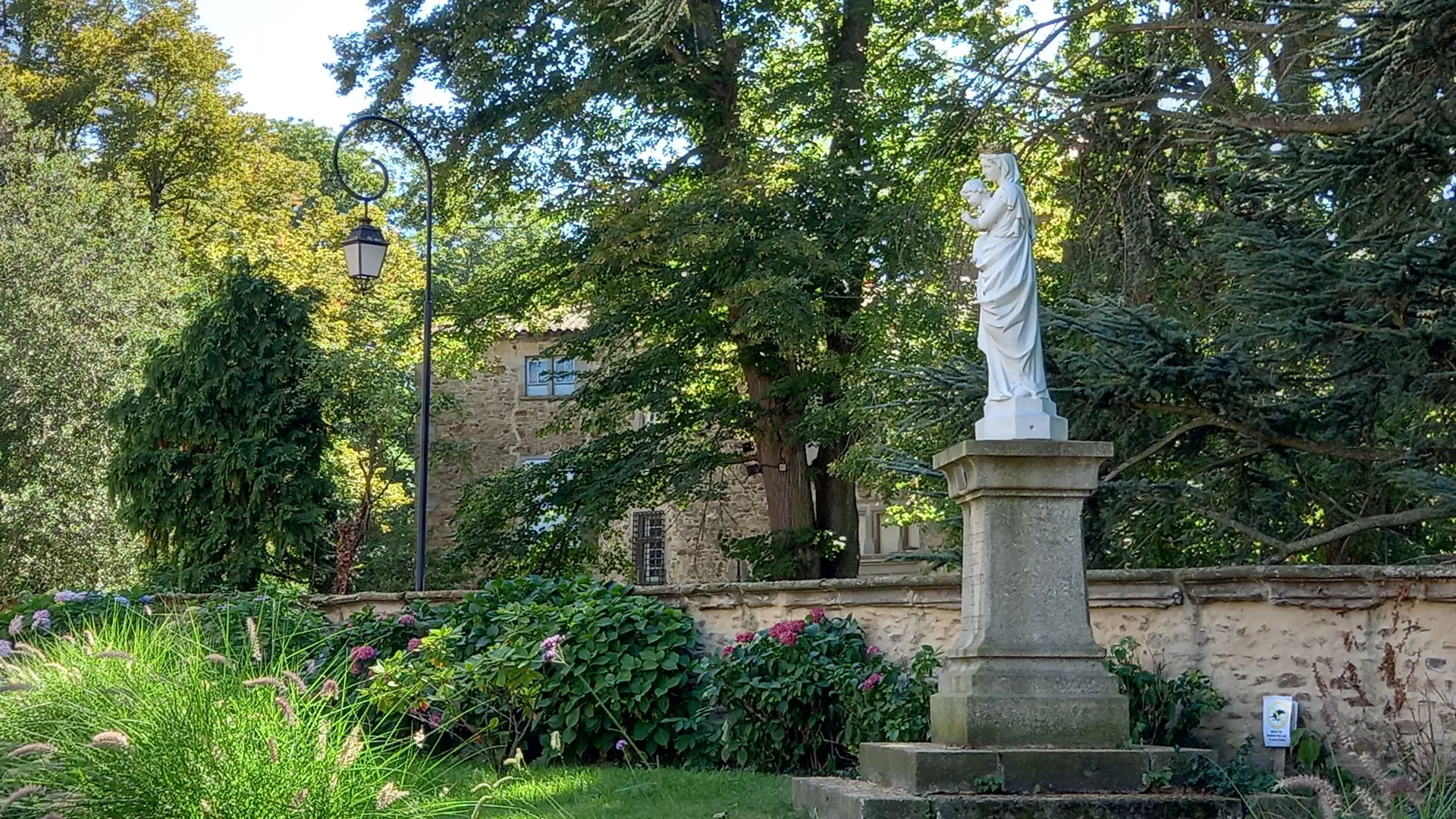 Vers l'église - Chevirères
