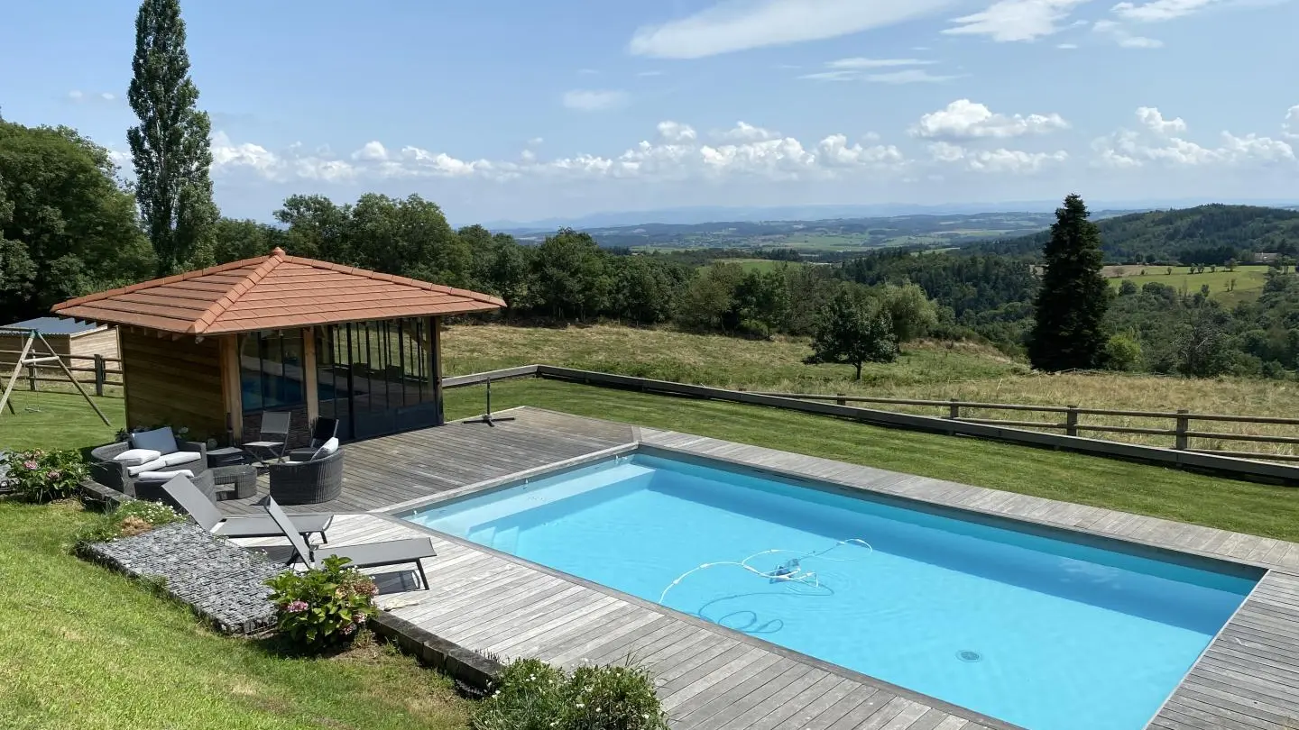 Piscine commune avec les propriétaires.