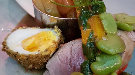 Filet de porc, fèves, poires pochées