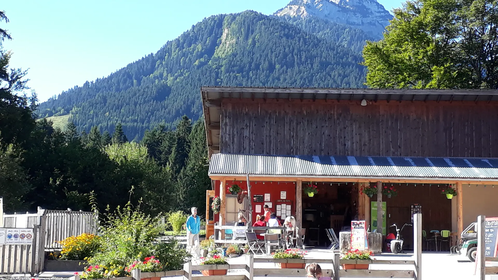 Au bord de la piscine