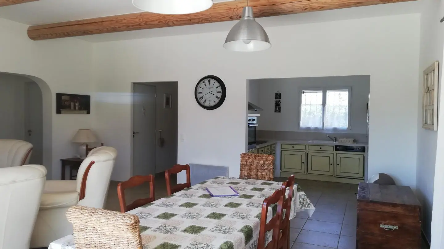 séjour salon et vue vers la cuisine