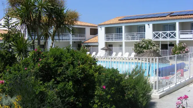 Espace piscine arboré