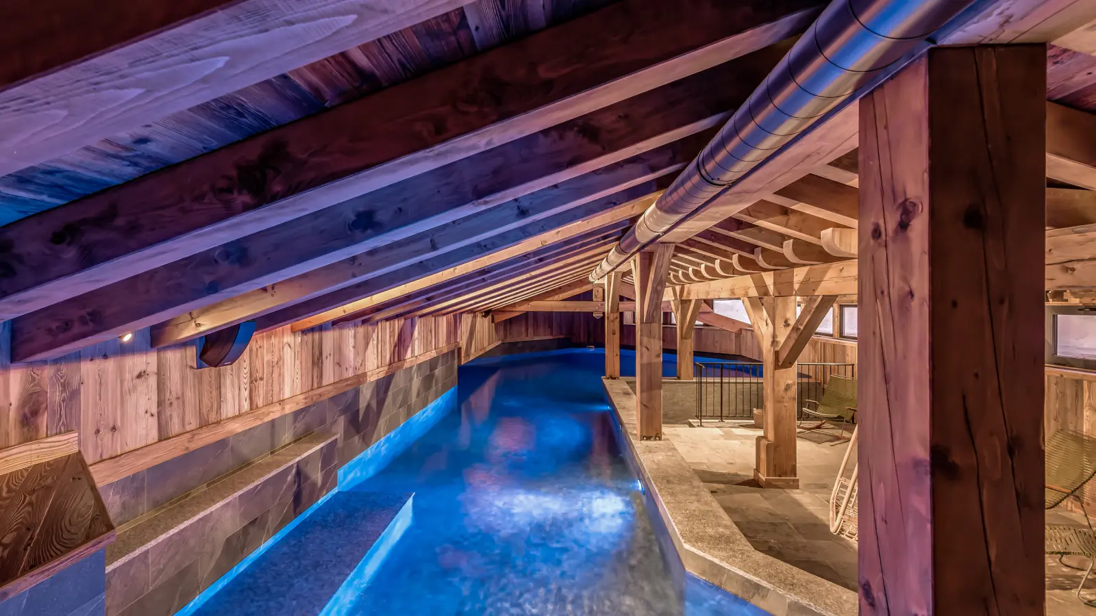 Piscine intérieur sous mansarde_Hôtel Le Val d'Isère
