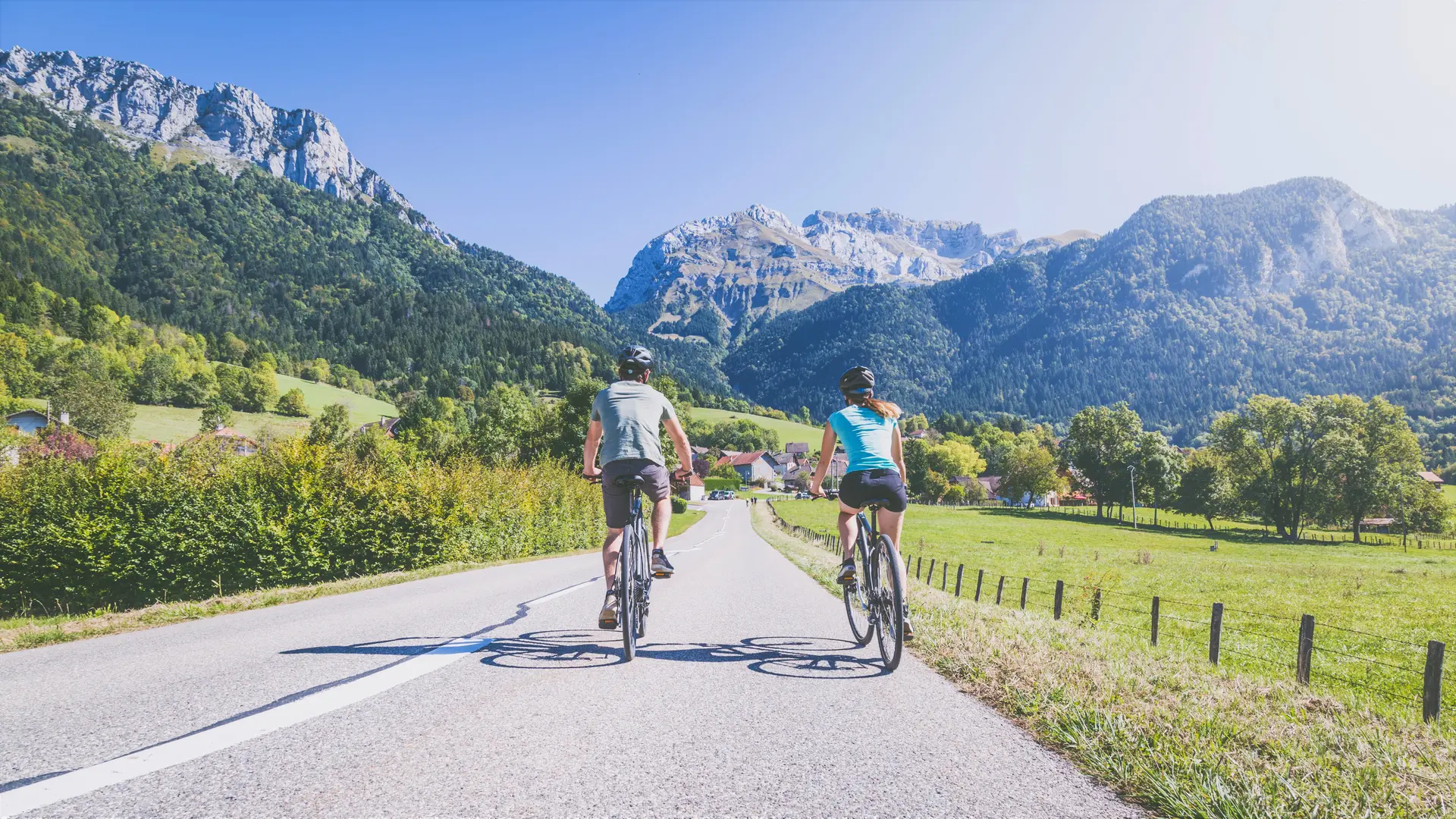 deux cyclistes sur route