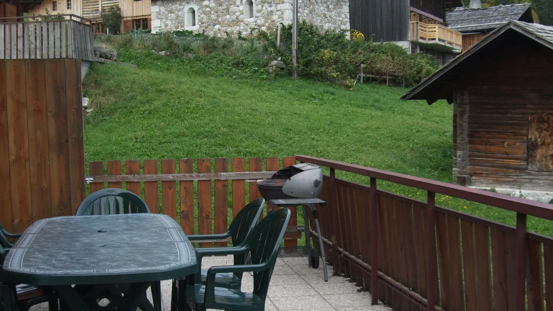 Terrasse avec salon de jardin/Patio with garden furniture-Fontaine-Le Grand-Bornand
