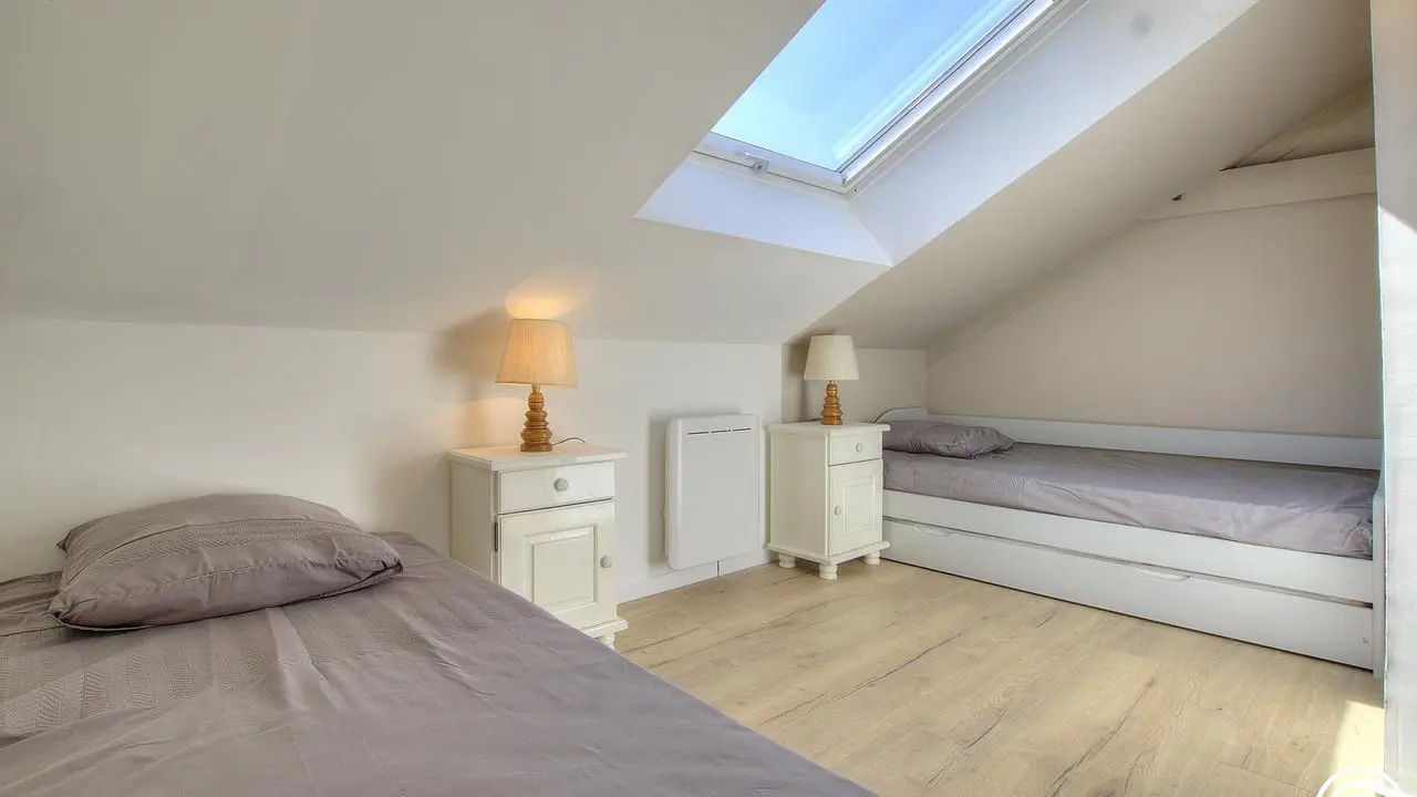 Chambre avec trois couchages