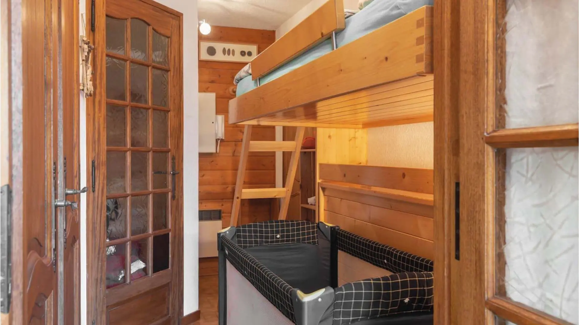 Lits superposés et lit bébé du 2 pièces Les Fermes B32 à Châtel