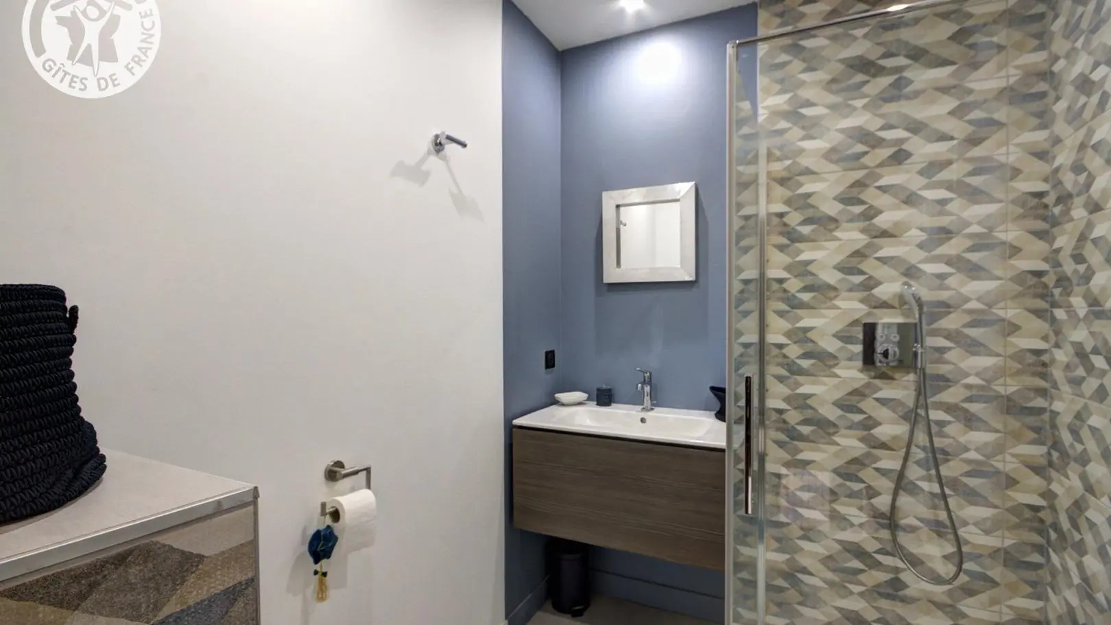 A l'étage, une salle d'eau